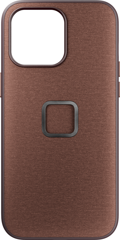 800q-01_125211 Peak Design Mobile Everyday Case iPhone 15 Pro Max v2 Redwood -mallissa on ruskea viimeistely, neliönmuotoinen metallinen kehä keskellä ja suuri vasemmassa yläkulmassa oleva kamera-aukko.