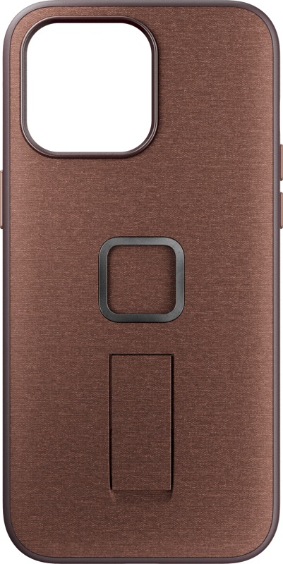 800q-01_125216 Peak Design Mobile Everyday Loop Case iPhone 15 Pro Max v2 - Redwood on ruskea kotelo, jossa on kuvioitu viimeistely, suuri vasemmassa yläkulmassa oleva kamera-aukko, neliönmuotoinen keskellä oleva silmukkapidike ja sisäänrakennettu jalusta alla.
