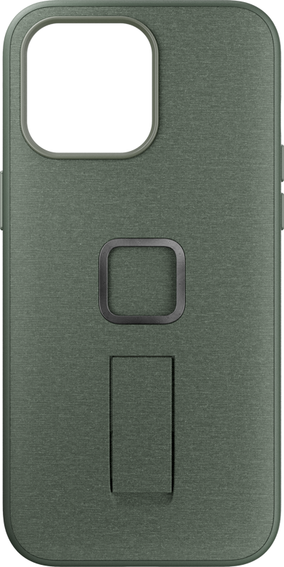 800q-01_125217 Peak Design Mobile Everyday Loop -kotelossa iPhone 15 Pro Max -puhelimelle, väri Sage, on suuri kameran aukko, neliönmuotoinen metallinen rengas keskellä ja integroitu jalusta renkaan alapuolella tavallista taustaa vasten.