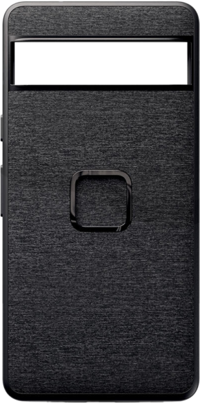 800q-01_125220 Peak Design Mobile Everyday Case for Pixel 7A in Charcoal on musta, kuvioitu suorakulmainen kotelo, jossa on neliönmuotoinen keskusrengas ja vaakasuora aukko lähellä yläreunaa.