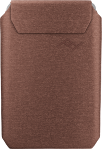 800q-01_125221 Punapuinen kangas Peak Design Mobile Wallet Slim, jossa on läppäsuljenta ja hienovarainen kohokuvioitu pd-logo edessä. Materiaalissa on kuvioitu, kudottu ulkonäkö.