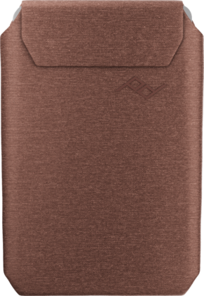 800q-01_125221 Punapuinen kangas Peak Design Mobile Wallet Slim, jossa on läppäsuljenta ja hienovarainen kohokuvioitu pd-logo edessä. Materiaalissa on kuvioitu, kudottu ulkonäkö.