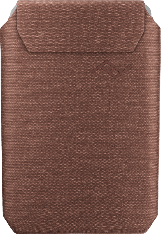 800q-01_125221 Punapuinen kangas Peak Design Mobile Wallet Slim, jossa on läppäsuljenta ja hienovarainen kohokuvioitu pd-logo edessä. Materiaalissa on kuvioitu, kudottu ulkonäkö.