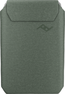 Salviainen, kankaalla kuvioitu Peak Design Mobile Wallet Slim -lompakko, jossa on läppäsuljenta ja jossa on hienovarainen PD-logo, joka on kohokuvioitu etupuolen oikeaan yläkulmaan.