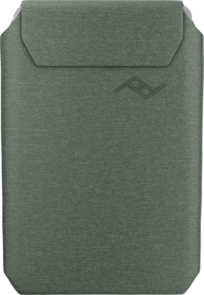 Salviainen, kankaalla kuvioitu Peak Design Mobile Wallet Slim -lompakko, jossa on läppäsuljenta ja jossa on hienovarainen PD-logo, joka on kohokuvioitu etupuolen oikeaan yläkulmaan.