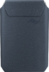 800q-01_125223 Peak Design Mobile Wallet Slim - Midnight on tummanharmaa, kankaalla kuvioitu holkki, jossa on läppäsuljenta ja hienovarainen kohokuvioitu logo oikeassa yläkulmassa.
