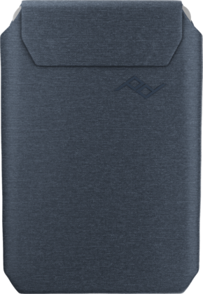 800q-01_125223 Peak Design Mobile Wallet Slim - Midnight on tummanharmaa, kankaalla kuvioitu holkki, jossa on läppäsuljenta ja hienovarainen kohokuvioitu logo oikeassa yläkulmassa.