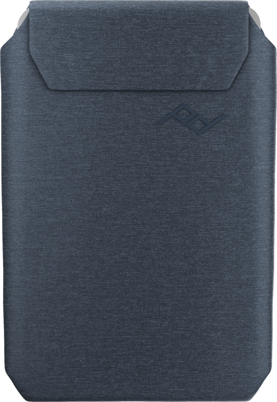 800q-01_125223 Peak Design Mobile Wallet Slim - Midnight on tummanharmaa, kankaalla kuvioitu holkki, jossa on läppäsuljenta ja hienovarainen kohokuvioitu logo oikeassa yläkulmassa.