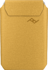 Ohut, auringonkeltainen Peak Design Mobile Wallet -lompakko, jossa on läppäsuljenta ja hienovarainen logo oikeassa yläkulmassa.