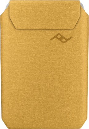 800q-01_125224 Ohut, auringonkeltainen Peak Design Mobile Wallet -lompakko, jossa on läppäsuljenta ja hienovarainen logo oikeassa yläkulmassa.