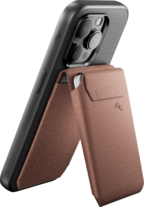 Älypuhelinta tukee Peak Design Mobile Wallet Stand - Redwood, ruskea, taittuva lompakkoteline, joka on kiinnitetty taakse ja johon mahtuu myös useita kortteja.