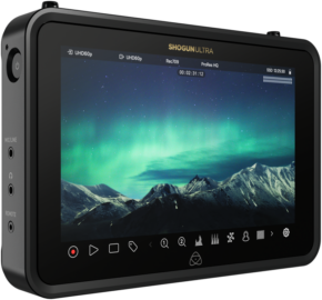 ATOMOS SHOGUN ULTRA 7-tuumainen HDR-monitori-tallennin 8K RAW näyttää maisemakuvan lumihuippuisista vuorista vihreän revontulen alla, ja sen näytöllä näkyy useita kamera- ja tallennusasetuksia.