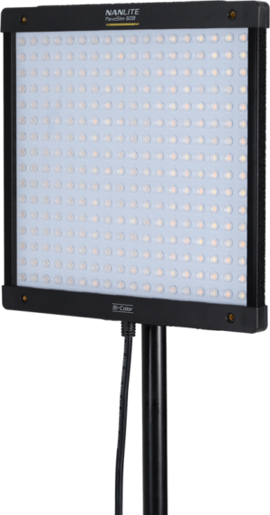 NANLITE PavoSlim 60B LED-paneeli on suorakulmainen LED-valo, joka on asennettu mustalle jalustalle, jossa on pienten lamppujen verkko ja alareunaan liitetty virtajohto.