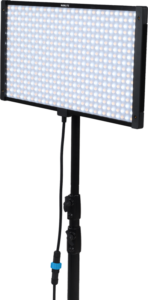 800q-01_126438 NANLITE Pavoslim 120B LED-paneeli on suorakaiteen muotoinen valo mustalla jalustalla, jossa on pienten LEDien verkko ja sivuun kytketty virtajohto.