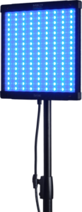800q-01_126439 NANLITE PavoSlim 60C RGBWW LED-paneeli säteilee kirkasta sinistä valoa, kun se on asennettu mustaan säädettävään jalustaan ja sen virtajohto roikkuu alaspäin.