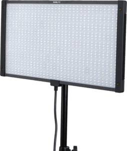 800q-01_126440 NANLITE PavoSlim 120C RGBWW LED-paneeli on suorakulmainen LED-valaisin, jossa on musta kehys, joka on asennettu jalustalle ja jossa on pienten LEDien ruudukko ja roikkuva virtajohto.