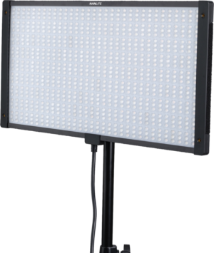 800q-01_126440 NANLITE PavoSlim 120C RGBWW LED-paneeli on suorakulmainen LED-valaisin, jossa on musta kehys, joka on asennettu jalustalle ja jossa on pienten LEDien ruudukko ja roikkuva virtajohto.