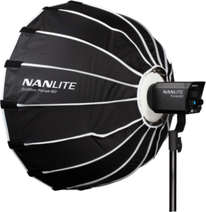 800q-02_111986 NANLITE Softbox 60cm FM-kiinnityksellä on kiinnitetty Forza 60 -studiovalaisimeen jalustalla, joka tarjoaa ammattimaisen valaistuksen valokuvaukseen tai videokuvaukseen.