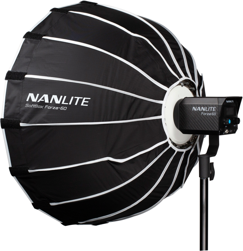 800q-02_111986 NANLITE Softbox 60cm FM-kiinnityksellä on kiinnitetty Forza 60 -studiovalaisimeen jalustalla, joka tarjoaa ammattimaisen valaistuksen valokuvaukseen tai videokuvaukseen.