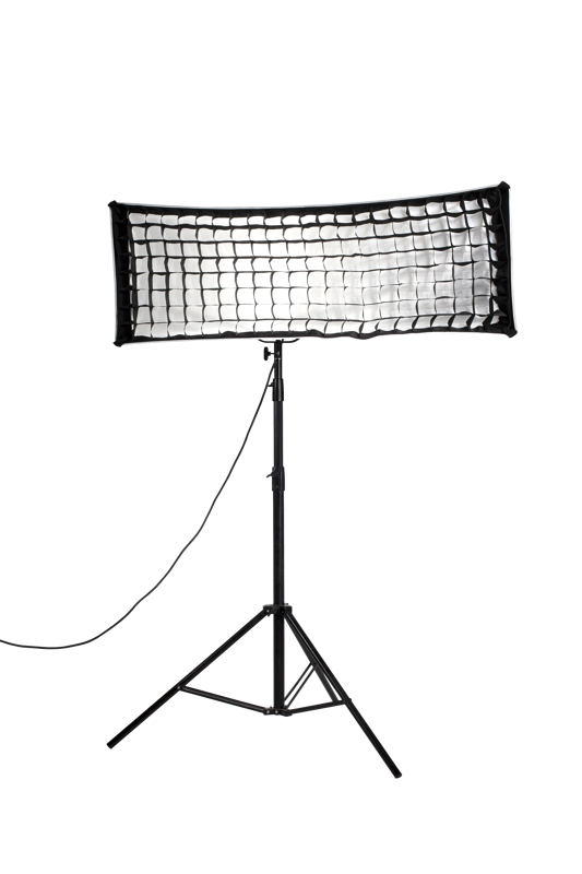 800q-02_111998 NANLITE Eggcrate grid for Softbox 45x110cm on asennettu mustalle jalustalle valkoista taustaa vasten, ja virtajohto ulottuu softboxista kuvan vasemmalle puolelle.