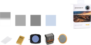 NiSi M75 Advanced Kit 75mm -järjestelmä näkyy valkoisella taustalla, ja suodattimet, tarvikkeet, puhdistusliina, kultainen kotelo, suodattimen pidike, harmaa kangaspussi ja oranssi suodatinkorkki on järjestetty peräkkäin.