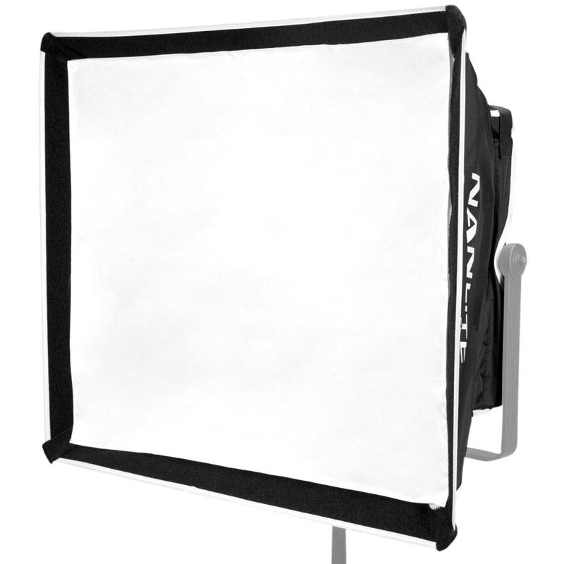 800q-02_112598 NANLITE Soft Box for Mixpanel 150 on suorakulmainen studiosoftbox, jossa on valkoinen diffuusiopaneeli, mustat reunat ja osittainen "NANLITE"-brändäys sivussa, ja joka on asennettu jalustalle tasaista valonjakoa varten valokuvausasetuksissa.