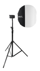 800q-02_114104 NANLITE LT-FMM-60 Lantern Softbox 60cm FM-kiinnityksellä on asennettu mustalle jalustalle valkoista taustaa vasten.