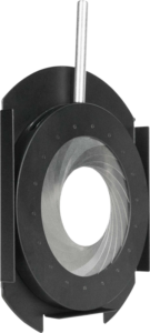 800q-02_115465 NANLITE Adjustable Iris Diaphragm for PJ-FMM on musta pyöreä lisävaruste, jossa on päällekkäiset metalliterät ja hopeinen vipu, joka on suunniteltu optisten laitteiden aukon koon tarkkaan säätämiseen.