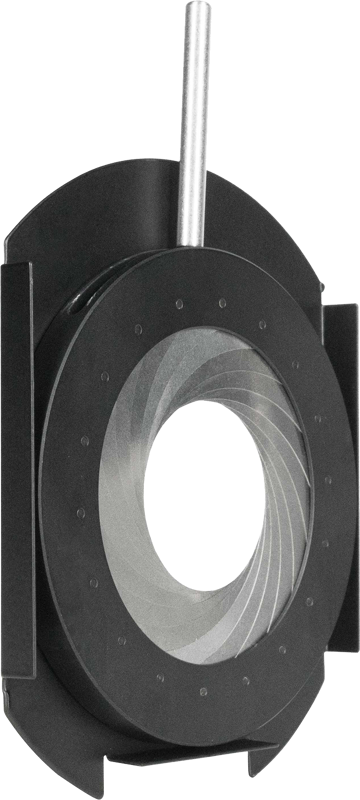 800q-02_115465 NANLITE Adjustable Iris Diaphragm for PJ-FMM on musta pyöreä lisävaruste, jossa on päällekkäiset metalliterät ja hopeinen vipu, joka on suunniteltu optisten laitteiden aukon koon tarkkaan säätämiseen.