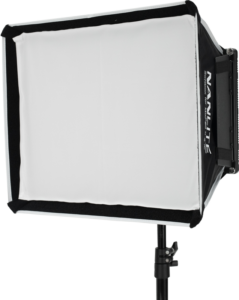 800q-02_117079 NANLITE Barndoor with Softbox for MixPad II 27C on asennettu mustaan jalustaan, jossa on valkoinen diffuusorin kansi, joka on suunniteltu valokuvaukseen tai videokuvaukseen. Softboxin kyljessä on NANLITE-brändinimi.