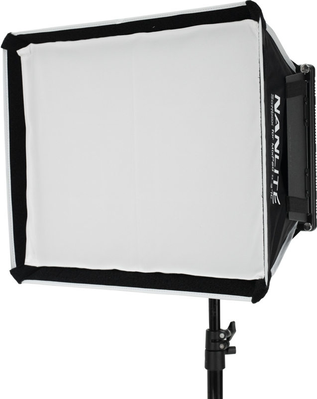 800q-02_117079 NANLITE Barndoor with Softbox for MixPad II 27C on asennettu mustaan jalustaan, jossa on valkoinen diffuusorin kansi, joka on suunniteltu valokuvaukseen tai videokuvaukseen. Softboxin kyljessä on NANLITE-brändinimi.