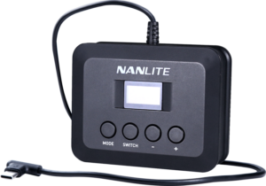 800q-02_117793 NANLITE WC-USBC-C1 -johto-ohjain on esitetty mustana, ja siinä on pieni digitaalinen näyttö, neljä merkittyä painiketta (Mode, Switch, -, +) ja liitetty USB-C-kaapeli vaalealla pohjalla.