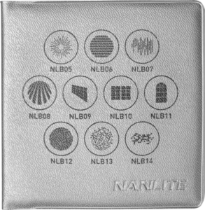 800q-02_117969 NANLITE GOBO Set 1 PJ-BM:lle sisältää hopeisen kotelon, jossa on merkintä NANLITE ja yhdeksän ympyränmuotoista kuvaketta koodeineen: NLB05-NLB14.