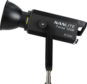 800q-02_118851 NANLITE Forza 720B LED-spottivalo vaunukotelolla -LED-valo on asennettu mustaan jalustaan valkoista taustaa vasten, ja siinä on musta suorakulmainen runko ja suuri pyöreä heijastin.