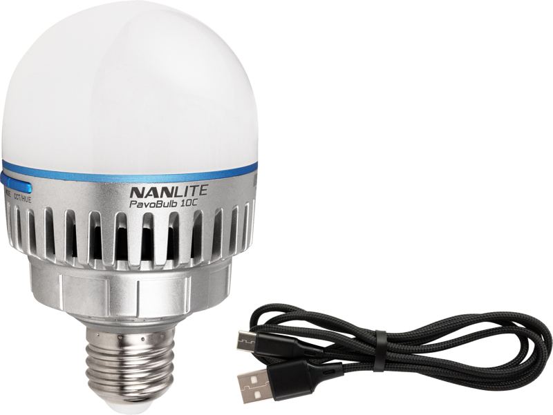 800q-02_118854 NANLITE PavoTube T8-7X & PavoBulb 10C 1+1 -pakkaus, jossa on PavoBulb 10C LED, jossa on metallinen pohja ja valkoinen kupu, sekä musta USB-latauskaapeli, jossa on vakio- ja USB-C-liittimet.