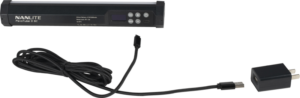Nanlite PavoTube II 6C LED-valo, jossa on ohjauspainikkeet, näkyy NANLITE USB-USB-C 3m -liitäntäkaapelin ja USB-seinäadapterin yläpuolella.
