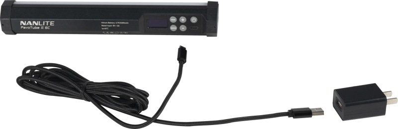 Nanlite PavoTube II 6C LED-valo, jossa on ohjauspainikkeet, näkyy NANLITE USB-USB-C 3m -liitäntäkaapelin ja USB-seinäadapterin yläpuolella.