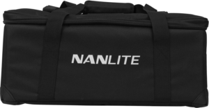NANLITE-kantolaukku FS-sarjalle on musta suorakulmainen laukku, jossa on yläkahva, olkahihnat ja valkoisella painettu "NANLITE" edessä.