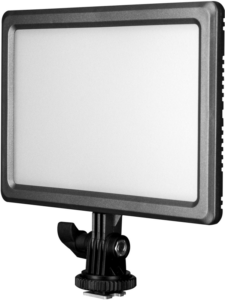 800q-02_118931 NANLITE LumiPad 11 - LED-valo on suorakulmainen LED-paneeli, jossa on himmeä diffuusori ja joka on kiinnitetty säädettävään kiinnikkeeseen ja nuppiin jalustaa tai kameraa varten.