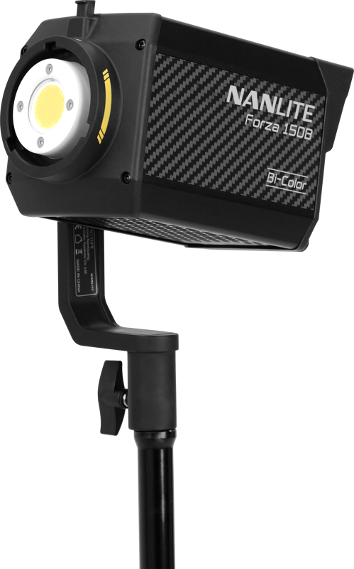 800q-02_119721 NANLITE Forza 150B LED Bi-color Spot Light (LED-valo), jossa on hiilikuitukuvio, on asennettu mustaan jalustaan valkoista taustaa vasten.