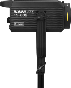 800q-02_121070 NANLITE FS-60B LED Bi-Color Spot Light on asennettu jalustalle, ja se on esillä sivulta, ja sen rungossa on näkyvä tuotemerkki ja säätimet.