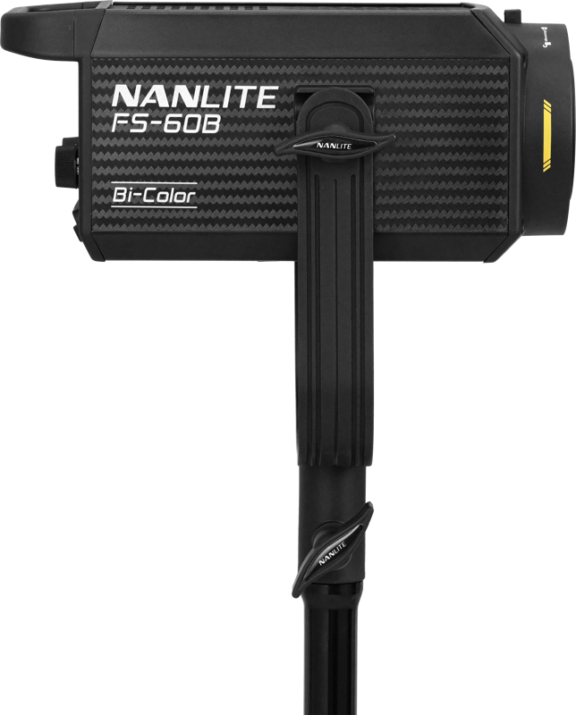 800q-02_121070 NANLITE FS-60B LED Bi-Color Spot Light on asennettu jalustalle, ja se on esillä sivulta, ja sen rungossa on näkyvä tuotemerkki ja säätimet.
