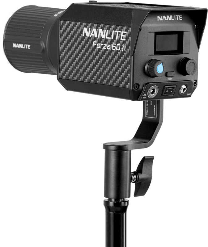 800q-02_121071 Jalustalle asennettu NANLITE Forza 60 II LED-valaisin, jossa on digitaalinen näyttö, ohjauspainikkeet ja hiilikuituinen ulkokuori.