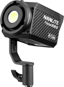 800q-02_121411 NANLITE Forza 60B II LED Spot Light -LED-valo, jossa on musta hiilikuitukuvioitu runko ja joka on asennettu mustaan kääntyvään jalustaan, näkyy valkoista taustaa vasten.