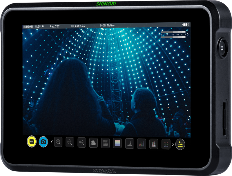 800q-02_121944 ATOMOS Shinobi 7 - 7" 4K HDMI & SDI HDR -valokuva- ja videomonitori näyttää kaksi ihmistä hehkuvilla sinisillä valoilla vuoratun kupolin alla, ja ohjauskuvakkeet näkyvät näytön alaosassa.