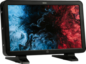 800q-02_121968 ATOMOS NEON 17 w. Remote, musta monitori, näyttää abstraktin kuvan, jossa on pyörteisiä sinisiä ja punaisia värejä, ja sitä tukee kaksi leveää, litteää jalustaa kummallakin puolella.