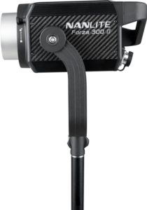 800q-02_122027 Sivukuva NANLITE Forza 300 II Daylight LED Spot Light -LED-valo -valaisimesta mustana, jalustalle asennettuna, näyttää sen kahvan, säätönupin ja kuvioidun rungon, jossa on valkoinen tuotemerkki.