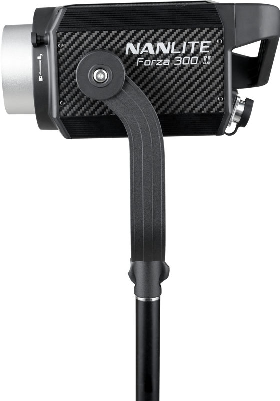 800q-02_122027 Sivukuva NANLITE Forza 300 II Daylight LED Spot Light -LED-valo -valaisimesta mustana, jalustalle asennettuna, näyttää sen kahvan, säätönupin ja kuvioidun rungon, jossa on valkoinen tuotemerkki.