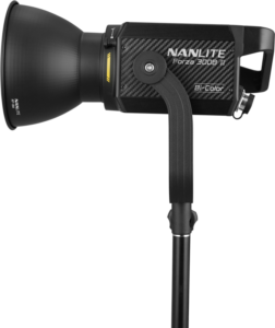 800q-02_122028 NANLITE Forza 300B II Bicolor LED Spot Light -LED-valo, joka on asennettu mustaan jalustaan ja katsottuna sivulta tavallista taustaa vasten.