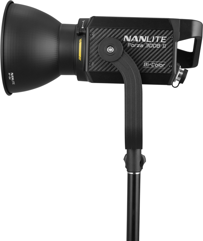 800q-02_122028 NANLITE Forza 300B II Bicolor LED Spot Light -LED-valo, joka on asennettu mustaan jalustaan ja katsottuna sivulta tavallista taustaa vasten.